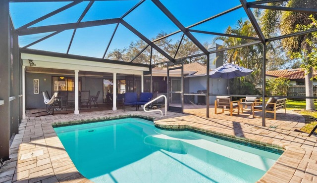 Spacious Home Sleeping12 Private Pool+Near Beach