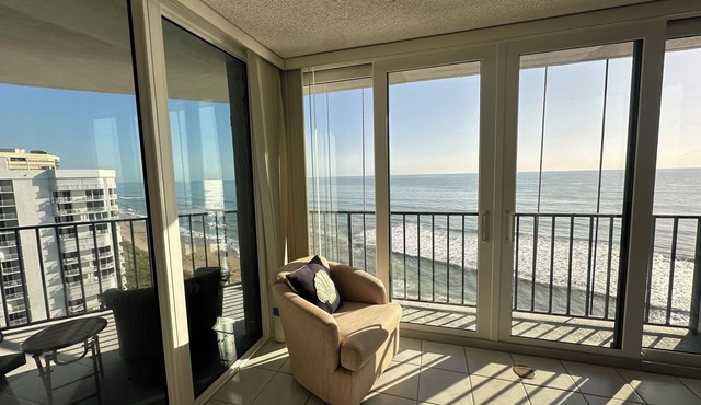 Spacious Luxury 2-bd 2-ba Ocean Front Condo, in tranquil Hutchinson Island