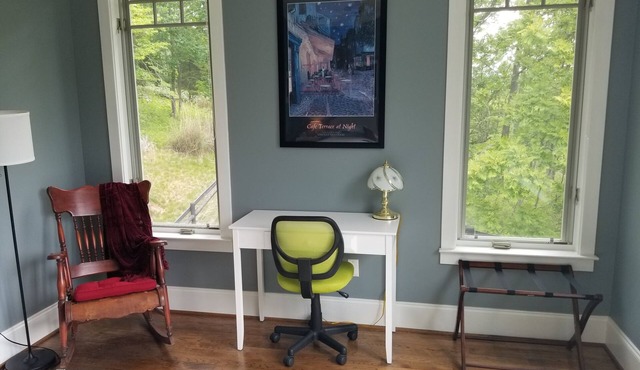 Spacious mountain retreat in Blacksburg with panoramic views and close to VT.