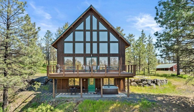 Spacious Rustic Cabin Rental with a Hot Tub in Cheney, Washington in Cheney