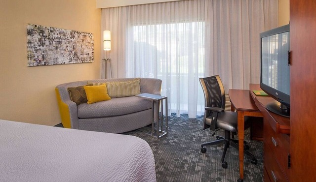 Spacious Unit w/Patio |Gym & Seasonal Pool Access Near Pavilion & UNC Charlotte