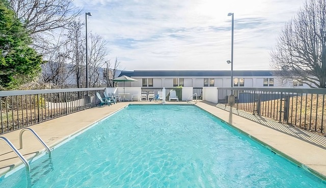Spacious Units in Knights Inn Chattanooga! Near Attractions, Seasonal Pool!