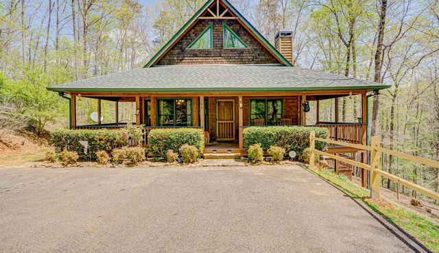 Spacious vacation retreat w/private hot tub, pool table, WiFi, & expansive deck