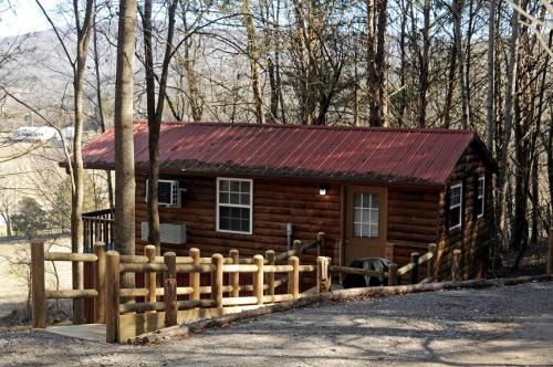 Sparta's Hidden Gem: Unique Views Cabin for an Intimate Escape