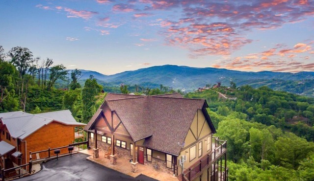 Special Discounts! 2 Hot Tubs! Views!