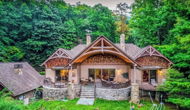 Spectacular Wooded Estate W/Private Hot Tub, Veranda & Pool Table