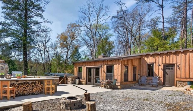 Stagecoach Saloon Riverside cabin with stone pizza oven