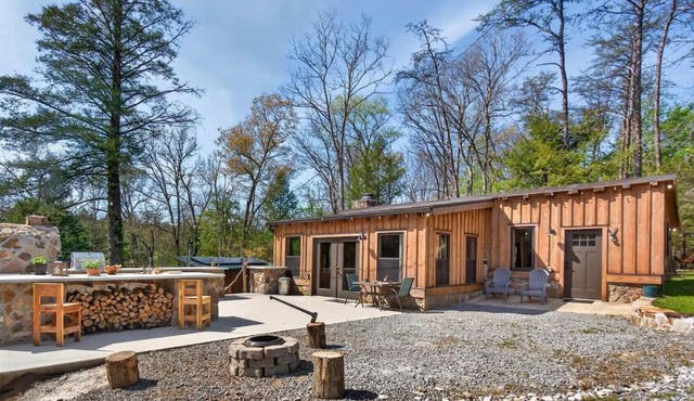 Stagecoach Saloon Riverside cabin with stone pizza oven