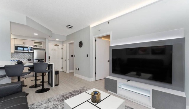 StaySky Suite Near Universal – Pool & Parking