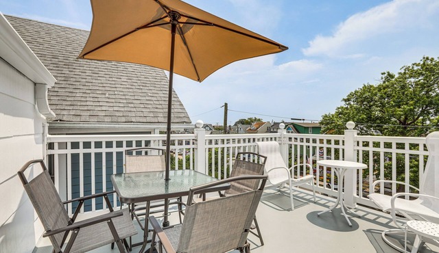 Stroll to Ocean Grove Boardwalk & Beach: Sleek Apt