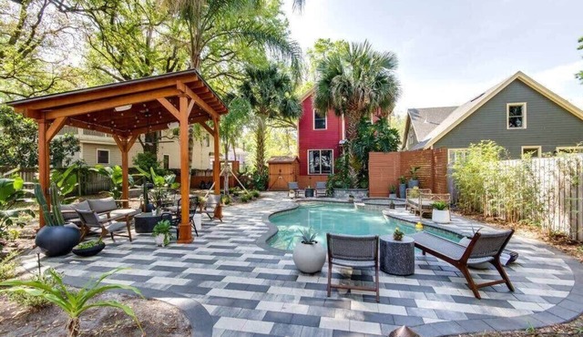 Studio loft w/pool, spa & gardens near downtown