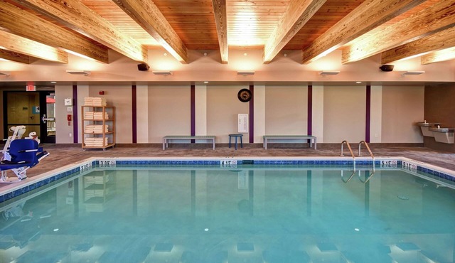 Studio w/2 Queens Getaway | Kitchenette, Pool & Nearby Dining + Free Breakfast