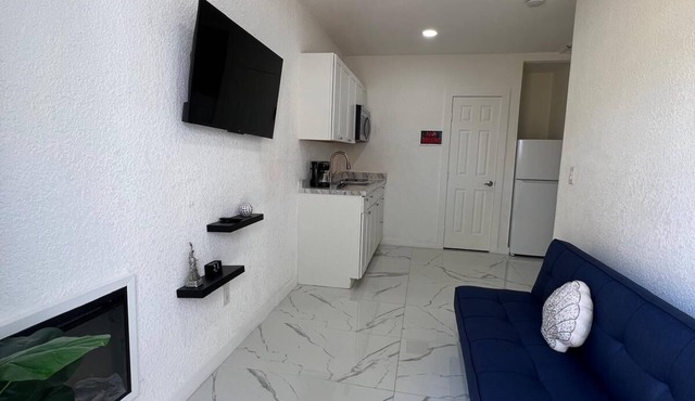 Studio with Private Entry - Full Kitchen & Pool Access