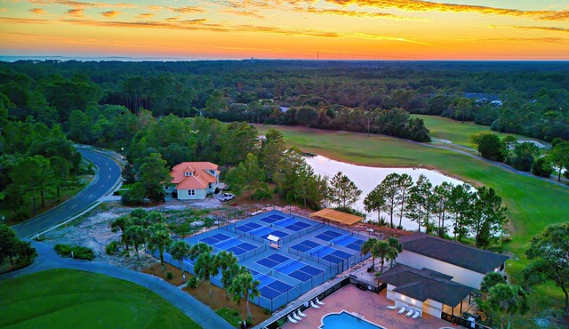 STUNNING CONDO MINUTES FROM BEAUTIFUL BEACHES WITH POOLS
