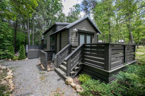 Stunning Cottage Nestled Amidst Trees with Fire Pit in Monteagle, Tennessee