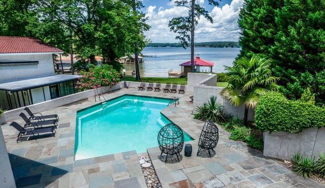 Stunning Mediterranean Style Lakefront, Sleeps 8! Private Dock, Pool, + Kayaks!