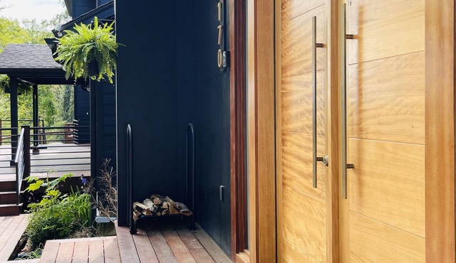 Stunning Modern Mountain Cottage with Incredible Views – 5 Mins to Downtown
