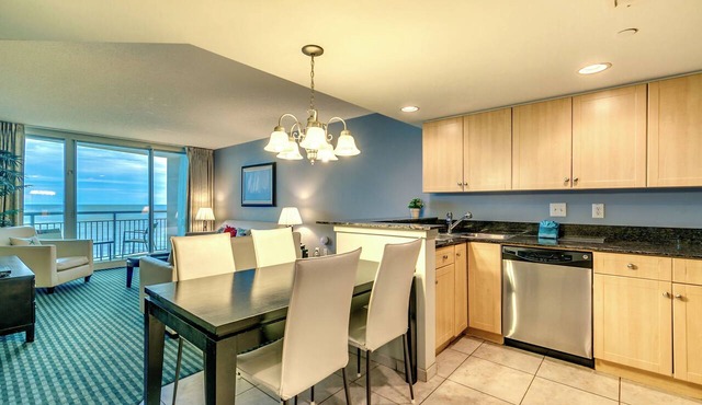 Stunning Oceanfront King Suite, Downtown MB