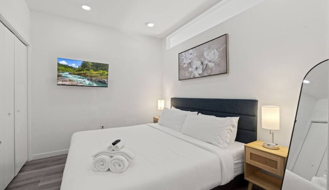 Stylish 1Br King with Gym in the Heart of Old City