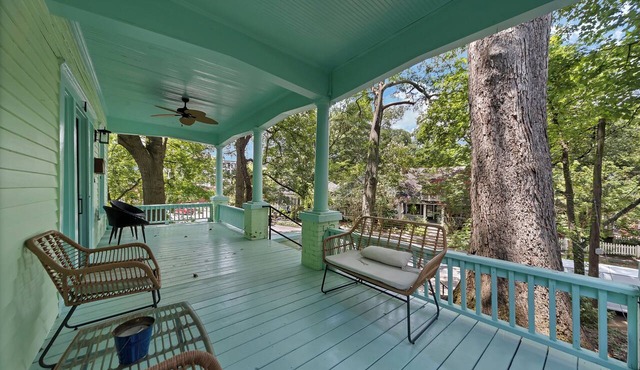 Stylish 2BR Inman Park Flat w/Porch & Fireplace