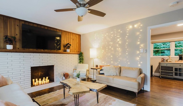 Stylish Amity Gardens Bungalow - 3 Bedroom - Pet Friendly - Near Uptown