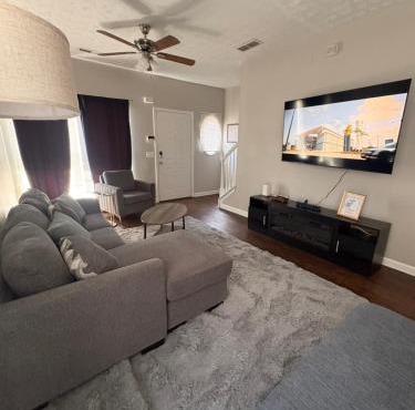 Stylish and Comfy Getaway Near Airport with a Car