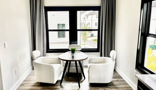 Stylish and Spacious Private Room in Modern Townhouse