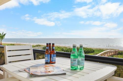 Stylish beachfront condo with spa/pool and ocean views