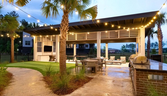 Stylish Corner Retreat Near Shops Dining and Only 30 Minutes to Charleston