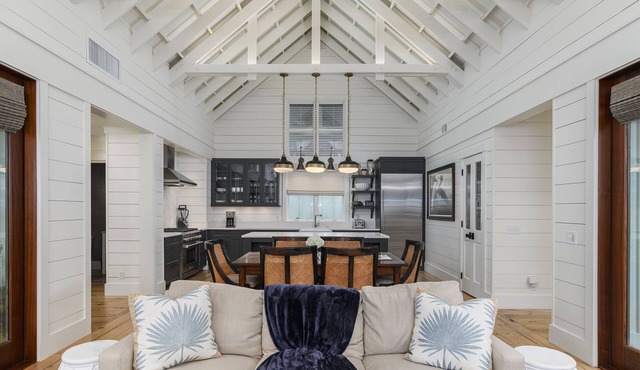 Stylish Cottage with brick courtyard + outdoor fireplace