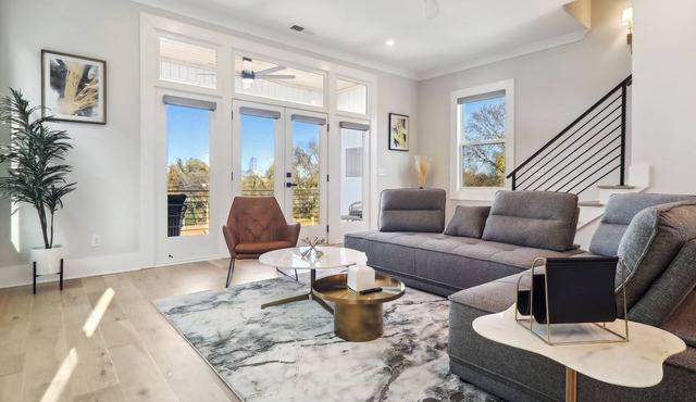 Stylish Modern 4 Beds, 3.5 Baths, City-Centered