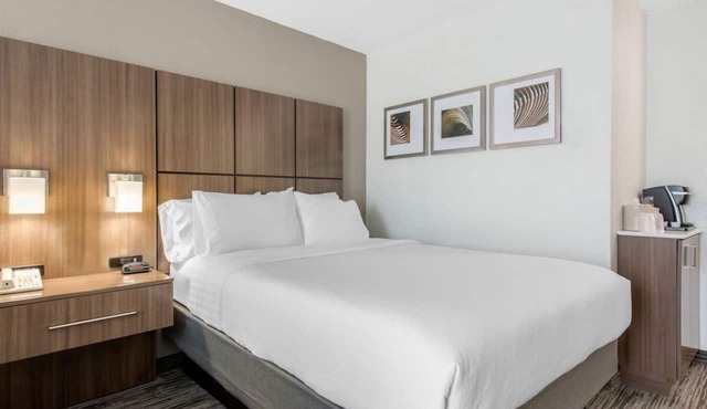 Stylish Viera Stay | Outdoor Pool | Free Parking | Pets Welcome