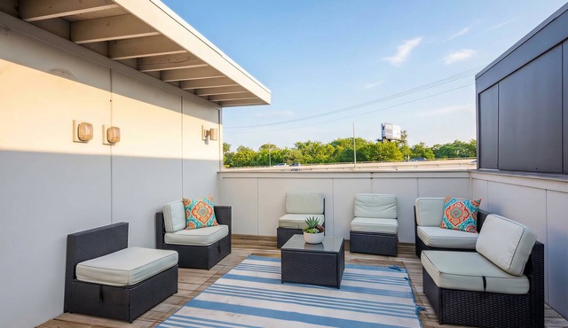 Summer rooftop deck, skyline views, free parking near Broadway