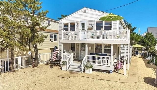 Summer Weekly Rental - 2nd Floor Duplex - 5 Houses from the Beach
