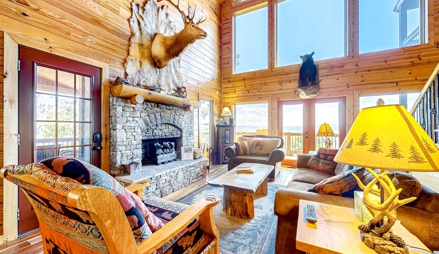 Sunlit cabin with private hot tub, fireplace & stunning mountain views