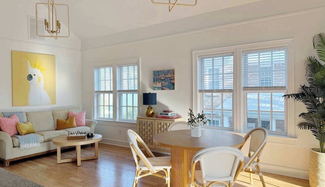 Sunny Downtown Savannah Carriage House