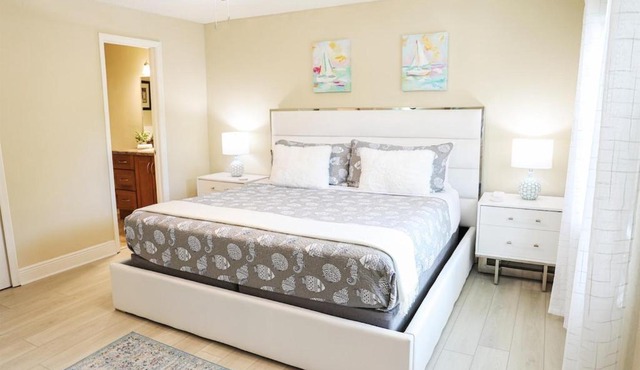 Sunnyside Palms - 2BR, Poolside, 5 min to Beach in Largo