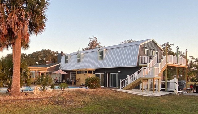 Sunrise Estate for 22 with pool and incredible views.