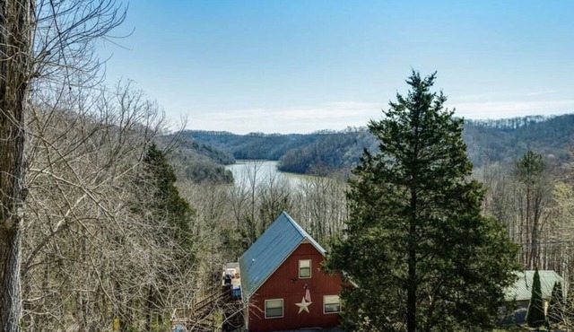 Sunrise + Lake views, and brand new 10 person jacuzzi! Holiday Haven Retreat