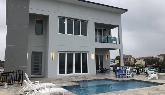 “Sunrise Memories“ Beachfront Pool Paradise.