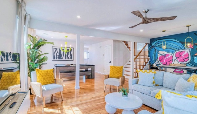 Sunrise Playce-Designer Beach Retreat + Pool Table