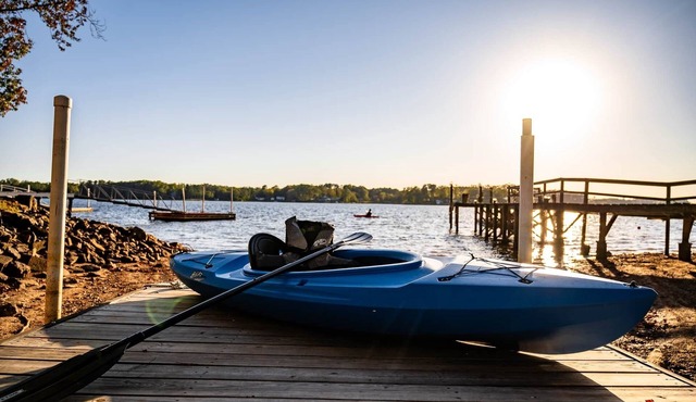 Sunset Cove-Waterfront private dock, kayaks, your lake home!