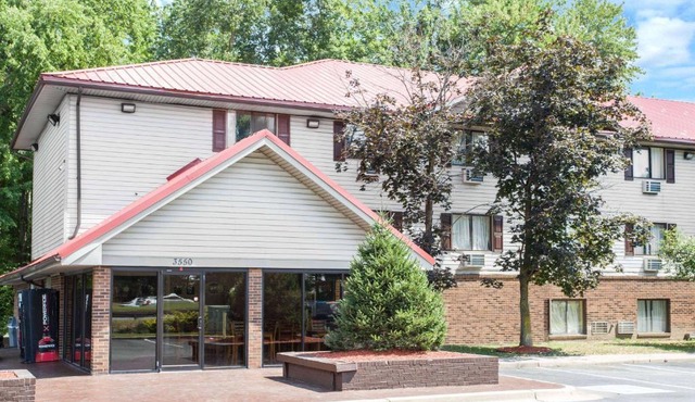 Super 8 by Wyndham Waldorf