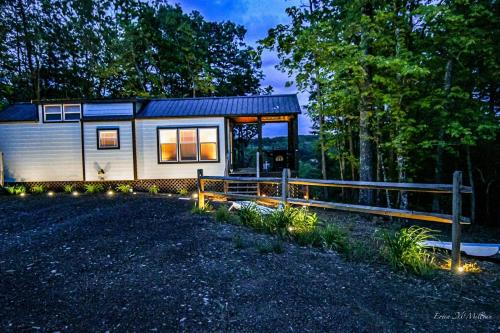 Sweet Creek Retreat-Luxury Tiny Cabin-View-WIFi-Hot tub-Firepit Area-Smart TVs