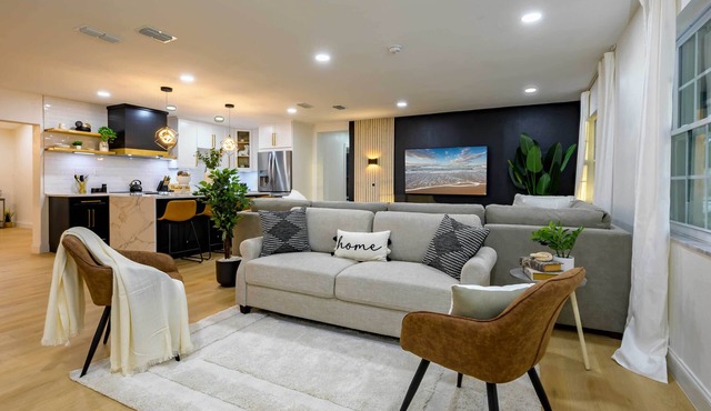 Tampa Retreat: 11 Beds, Game Room & Pool!