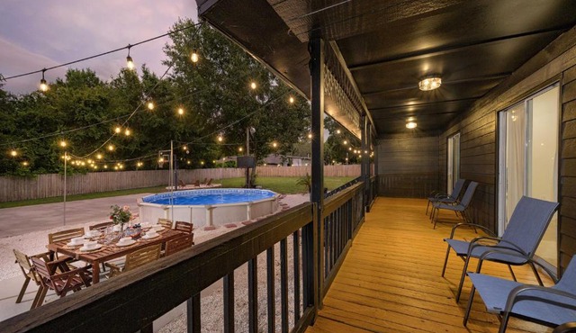 Tampa Retreat: 11 Beds, Game Room & Pool!