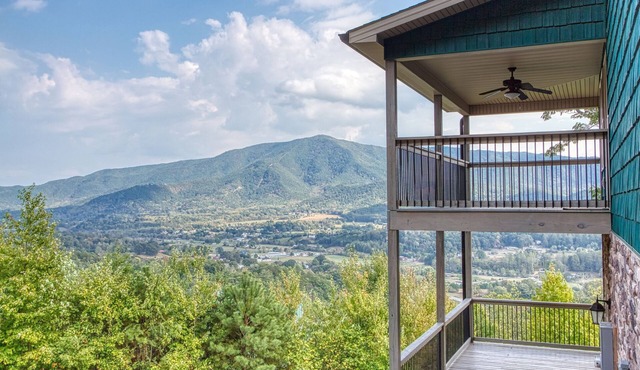 Teaberry Vista - Indescribable view, spacious retreat, 6 minutes to GSMNP