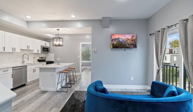 The Aqua Cove Charming 2bd 2ba wRooftop Access. 10 min from Downtown Philly