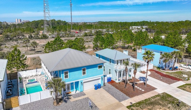 The Blue Escape- 5BR/2.5BA, Huge Private Pool and Hot Tub. Steps to the Beach