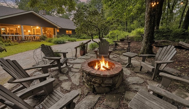The Bodhi: Spacious 5-bedroom retreat in Highlands with wooded mountain views.